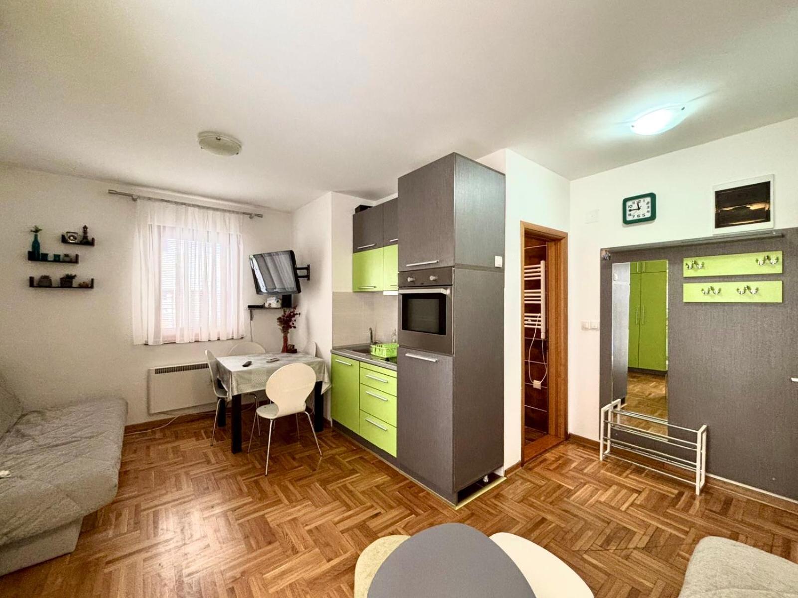 Zlatiborski Konaci, 19, 3 *